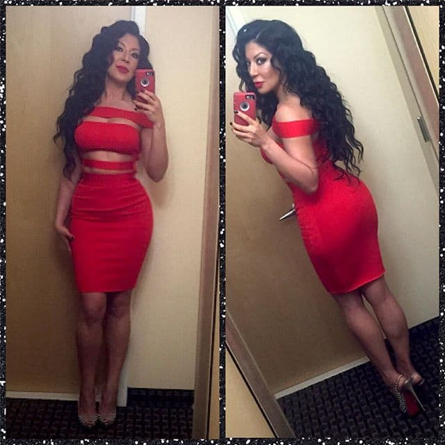 Ella hace gala de su sensualidad y bien trabajado cuerpo con diseños tan únicos y lindos como este en tono rouge.