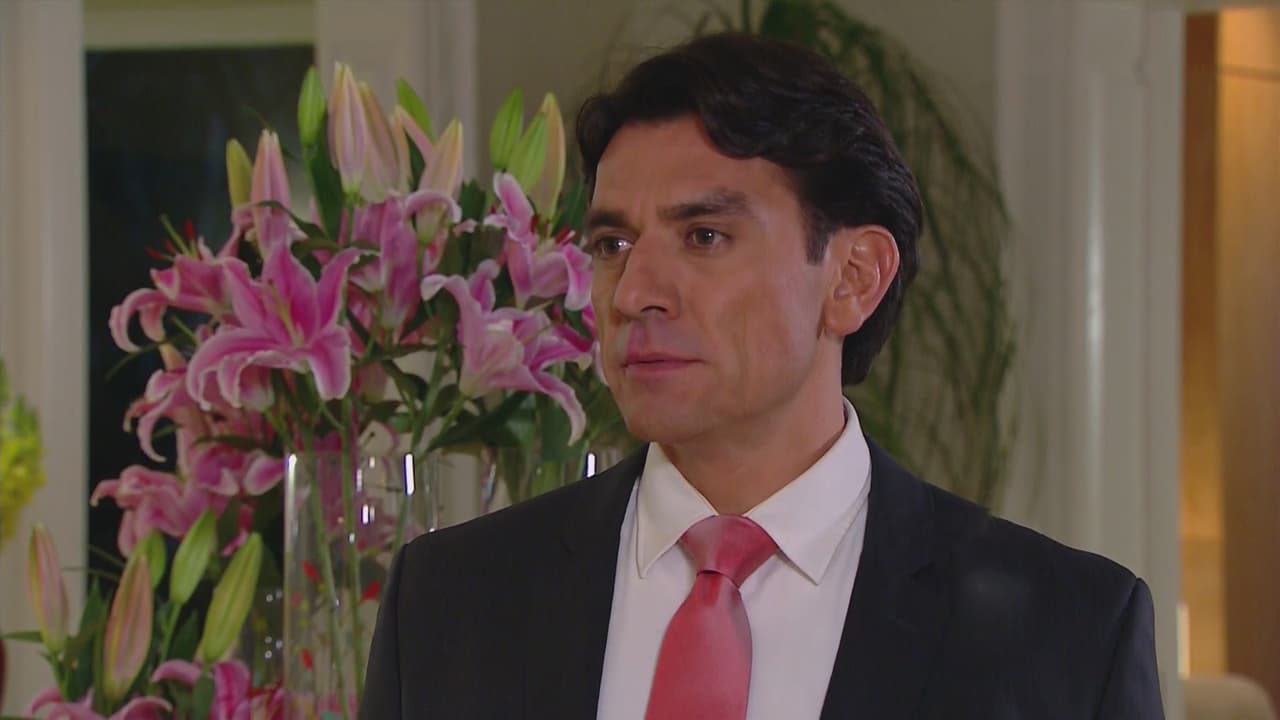 A pesar de que aparenta ser un hombre feliz con su familia, no lo es.