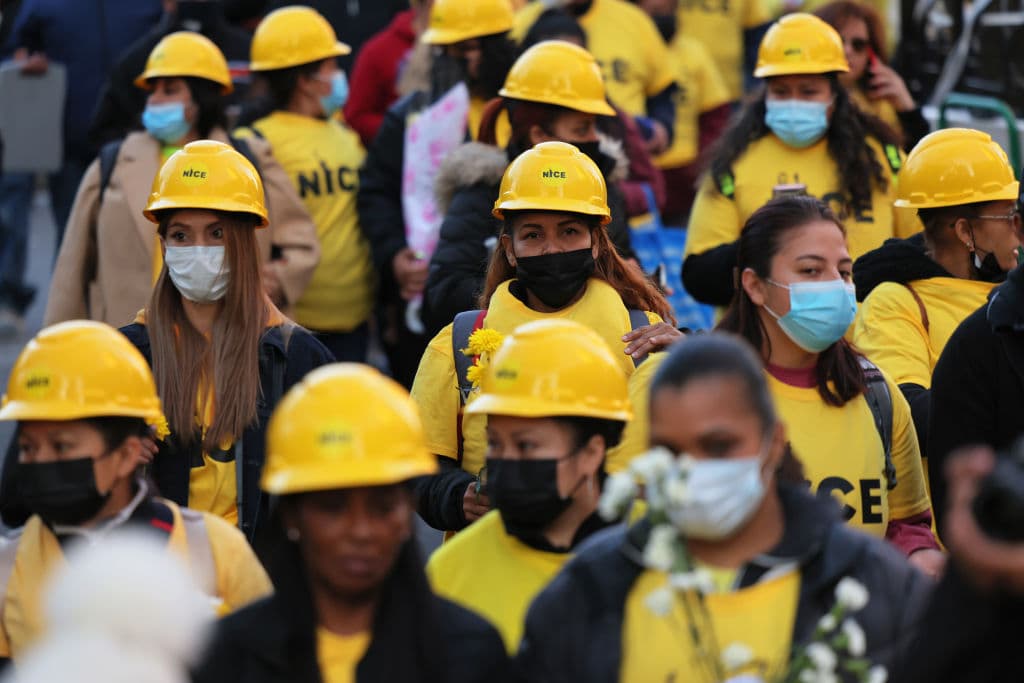 En la lista, publicada en conmemoración de la Semana en Memoria de los Trabajadores, se incluyen conocidas compañías con algunas denuncias de malas prácticas como Starbuks o Amazon y también varios casos en los que ocurrieron accidentes laborales en 2021 por no cumplir con requeridas medidas de seguridad.
