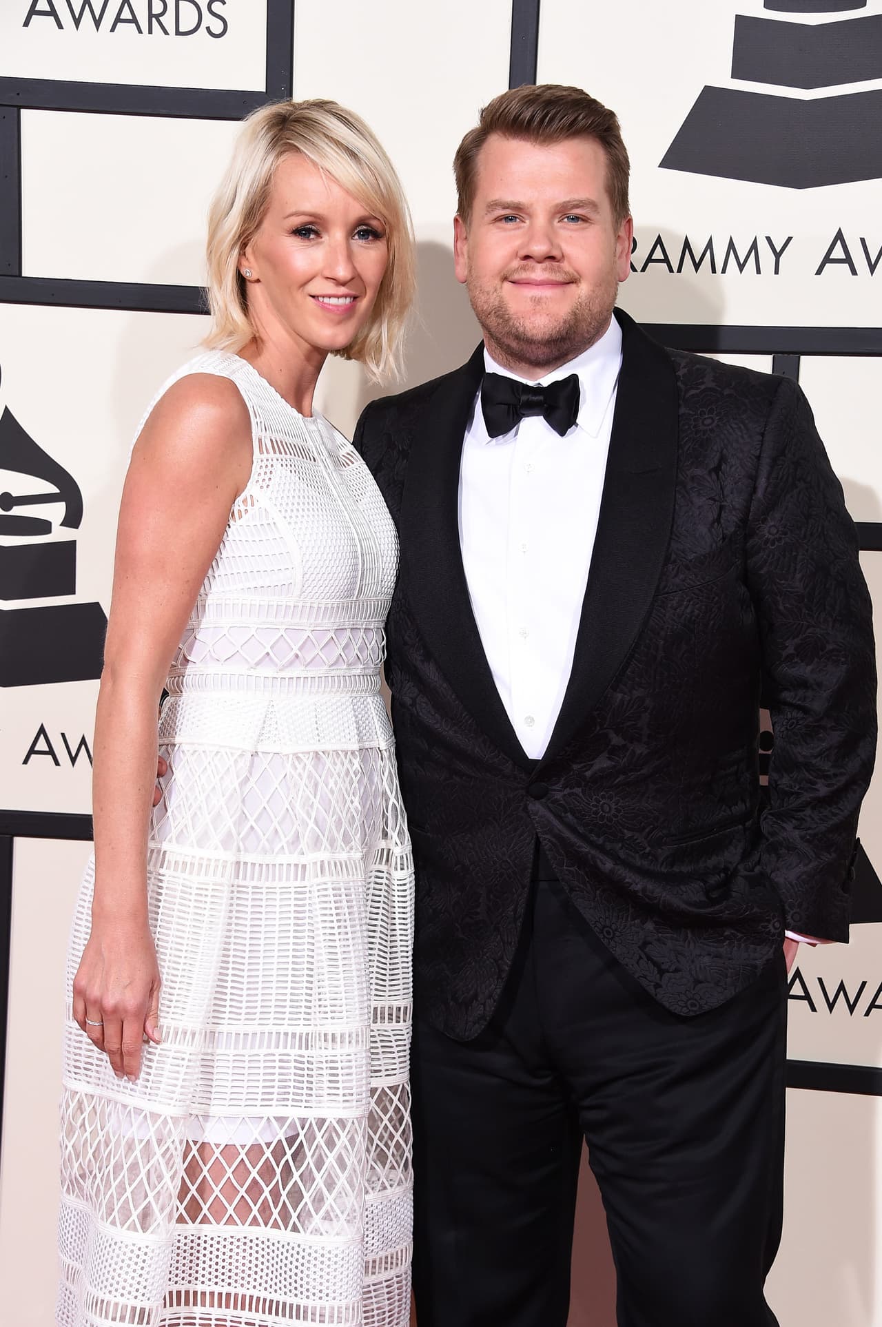 Julia Carey y James Corden.