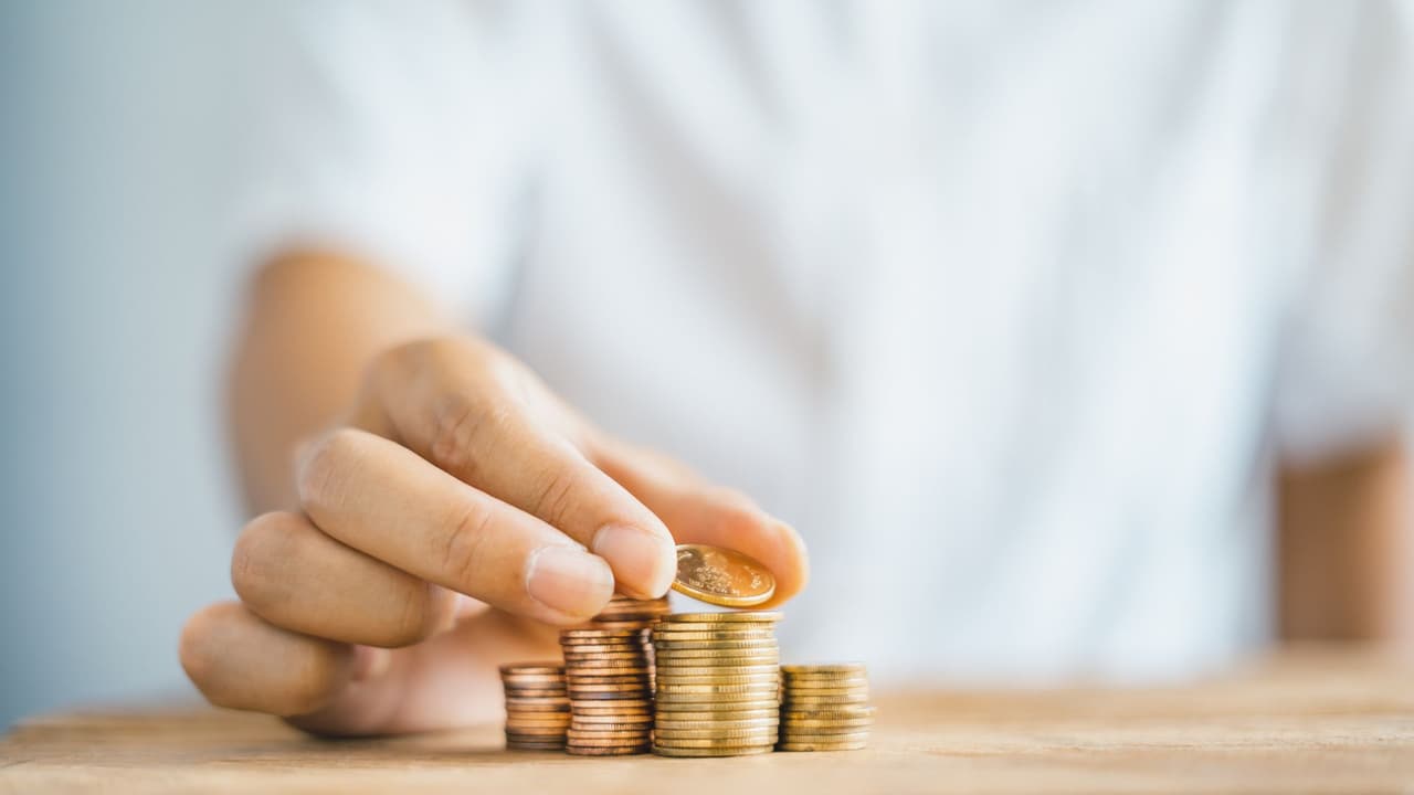 <h3 class="cms-H3-H3">Cuánto cuesta y qué tipo de ayuda hay 💰</h3> La mayoría de las personas califican a
<b>créditos fiscales que reducen la prima mensual</b>. También existen
<b>reducciones de costos para deducibles y copagos</b>, si eliges un plan Silver y cumples con los requisitos.
<br>👉🏻 Los montos
<b>dependen del ingreso familiar estimado y del número de personas en tu hogar</b>.
<br>Puedes ver todos los planes y precios estimados en el buscador oficial de
<a href="https://www.healthcare.gov/" target="_blank">HealthCare.gov</a>