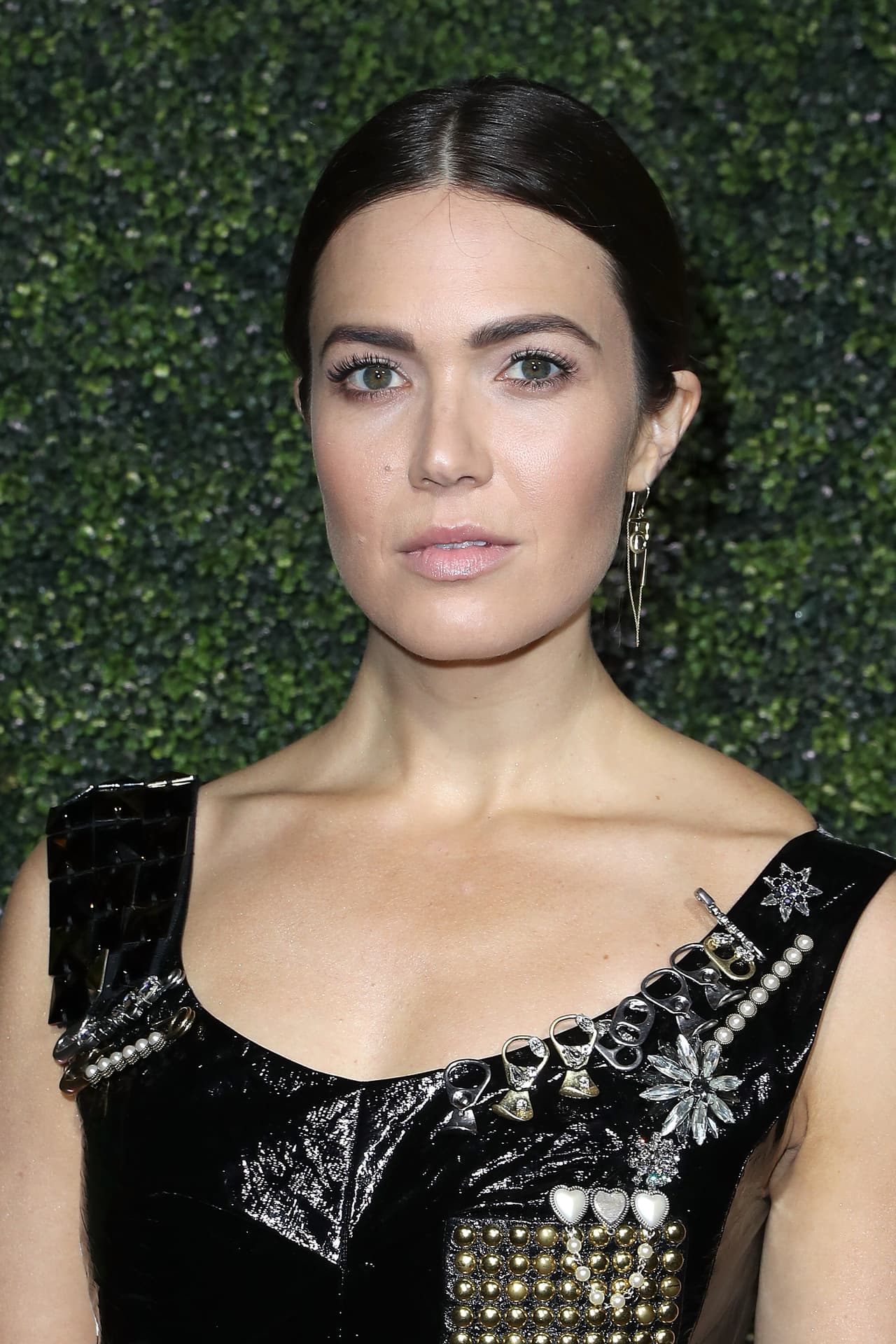 Otras famosas en asistencia al evento fueron 
<b>Mandy Moore</b>, de 'This is Us'.