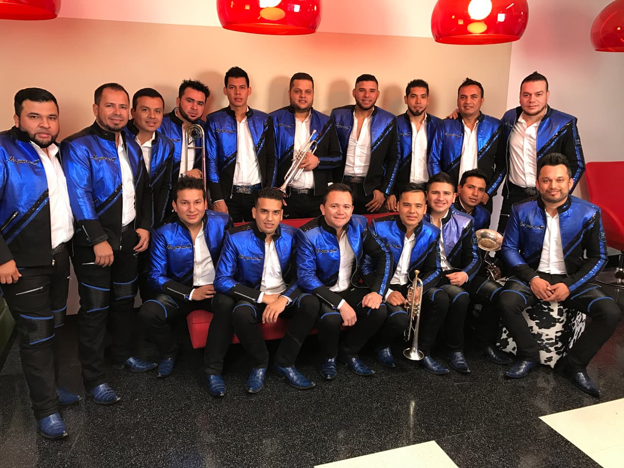 Grupos como la Banda La Misma Tierra presentaron además de su nuevo material, algunos de sus mejores atuendos y accesorios.