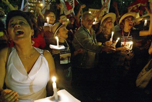29 agosto 2004.- Al menos seis muertos y 117 heridos al hundirse el segundo piso de una discoteca donde se celebraba una fiesta en Sao Paulo (Brasil).