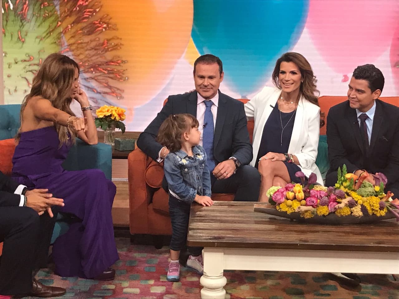 Michelle estaba muy atenta a lo que contaban sus papás.