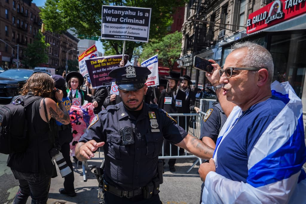 Agentes del Departamento de Policía de Nueva York (NYPD) actuaron como 
<b>mediadores entre los manifestantes</b>, para evitar situaciones que lamentar en el Upper West Side, en Manhattan.