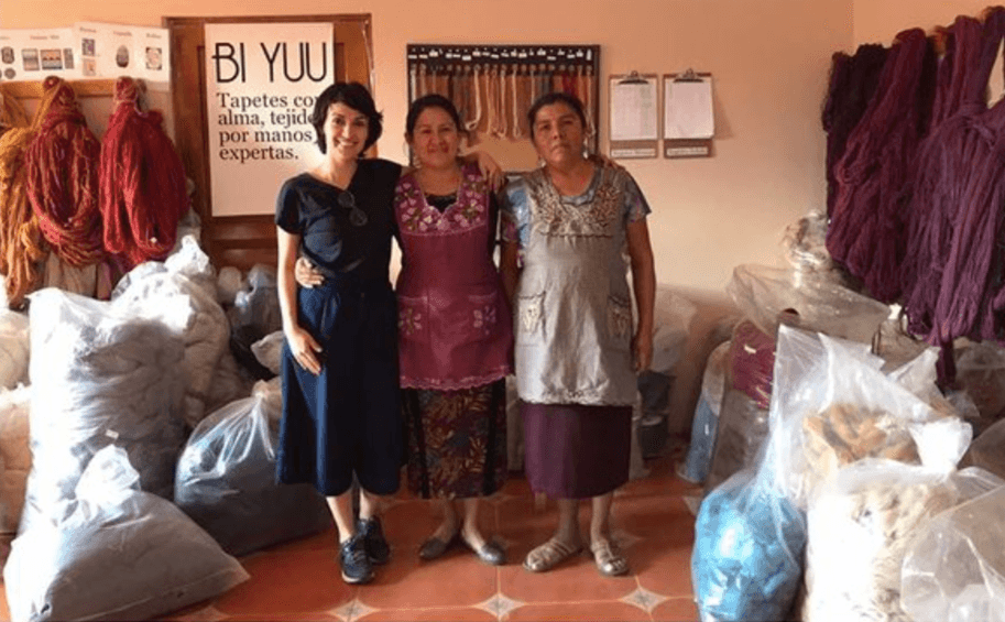 Además de darle empleo a diversas comunidades, Bi Yuu se preocupa por el impacto ambiental, por lo que utilizan materiales biodegradables y pigmentos naturales.