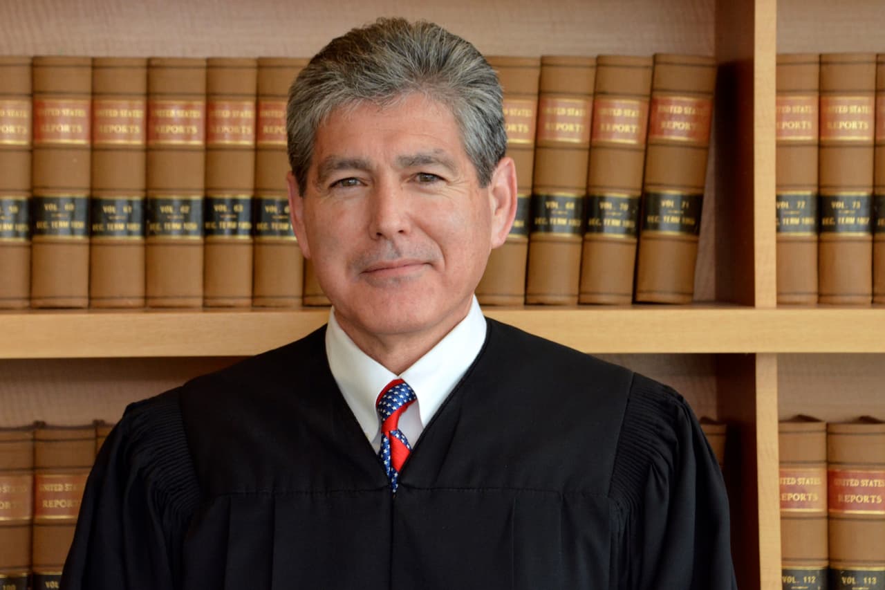 Dana Sabraw, el juez que conoce de cerca la discriminación y ahora enfrenta a Trump por separar familias