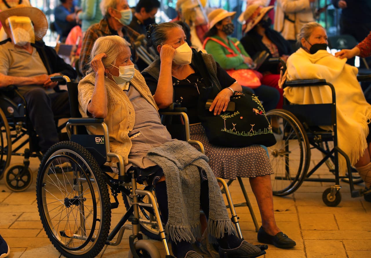 "Ayúdenme por favor": mujer de 85 años entrega una nota en un centro de vacunación para pedir ayuda por el maltrato de su hija