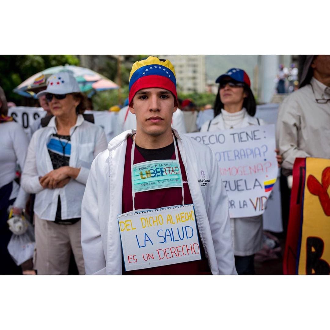 <b><a href="https://www.instagram.com/p/BUarIeeAHZS/?taken-by=prodavinci">Diego George</a>, 23 años, estudiante de odontología, Universidad Central de Venezuela. </b>“La crisis es muy fuerte. Soy estudiante, estoy haciendo las pasantías y sé que después de graduarme será muy difícil empezar a trabajar. No se consiguen los materiales y su costo es exagerado. La lista del equipo instrumental que necesitas para cada año, el más esencial, ahora cuesta aproximadamente tres millones de bolívares o más. En 2012 compré el kit de turbina Scaler y micromotor, que es esencial para cualquier odontólogo, a 5,600 bolívares (casi un dólar) y ahorita está costando más de 500 mil bolívares (85 dólares). Ese es un ejemplo. Odontología se termina convirtiendo en una carrera elitesca, no todo el mundo la puede costear. Tengo amigas que lograron trabajar y estudiar al mismo tiempo en el pasado, pero actualmente es imposible”. Testimonio y foto: 
<a href="https://www.instagram.com/indirapop/">Indira Rojas</a> y 
<a href="https://www.instagram.com/@aka2863">Andrés Kerese</a>.