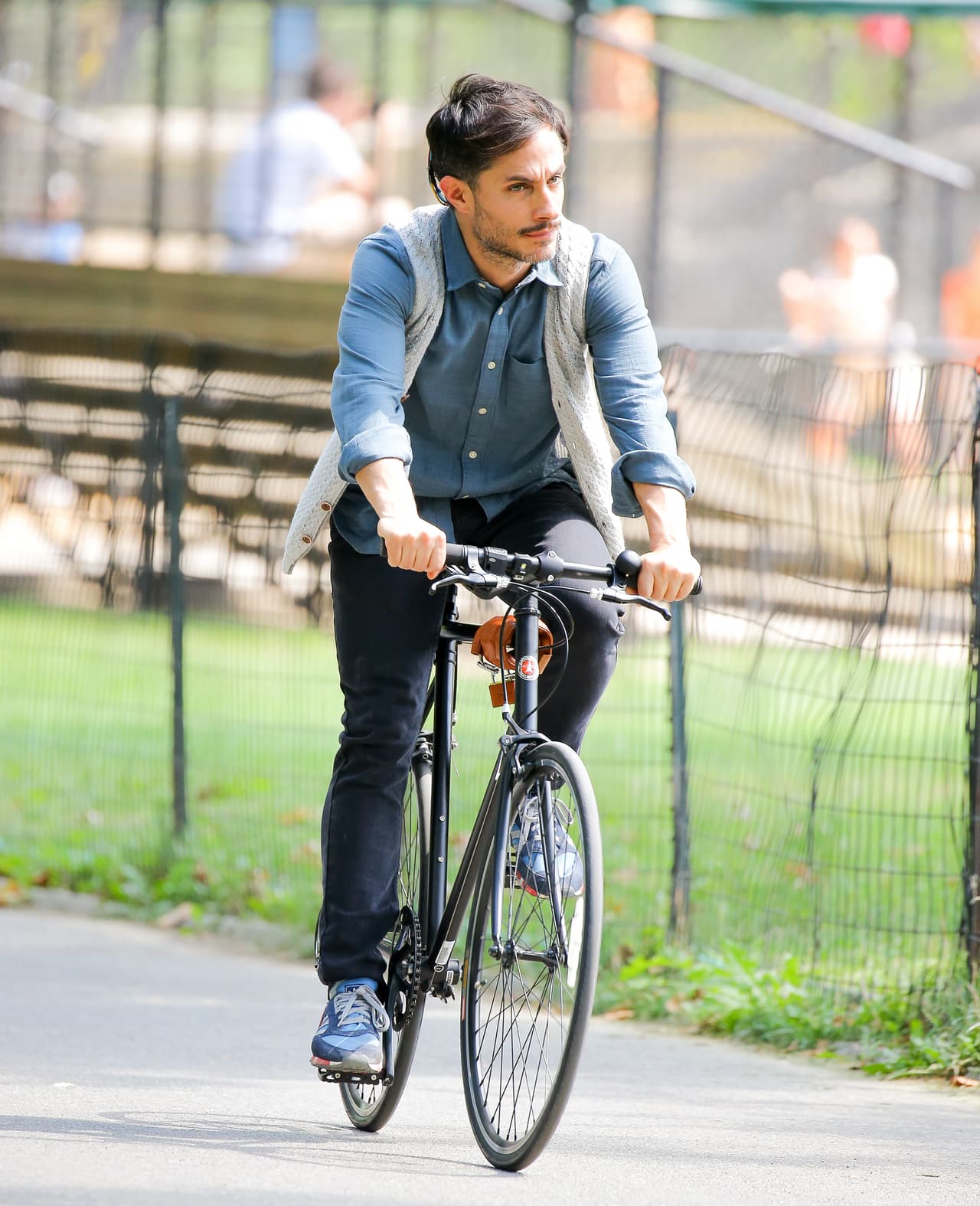 Gael montando bicicleta para el show.