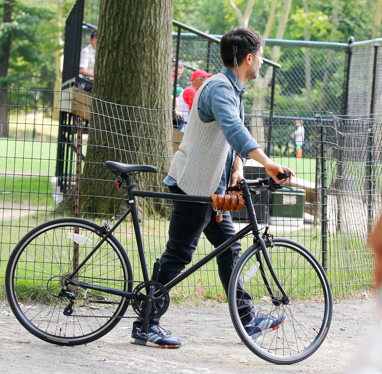 Aprovechando la grabación de su programa, el mexicano se divierte con sus pequeñines.