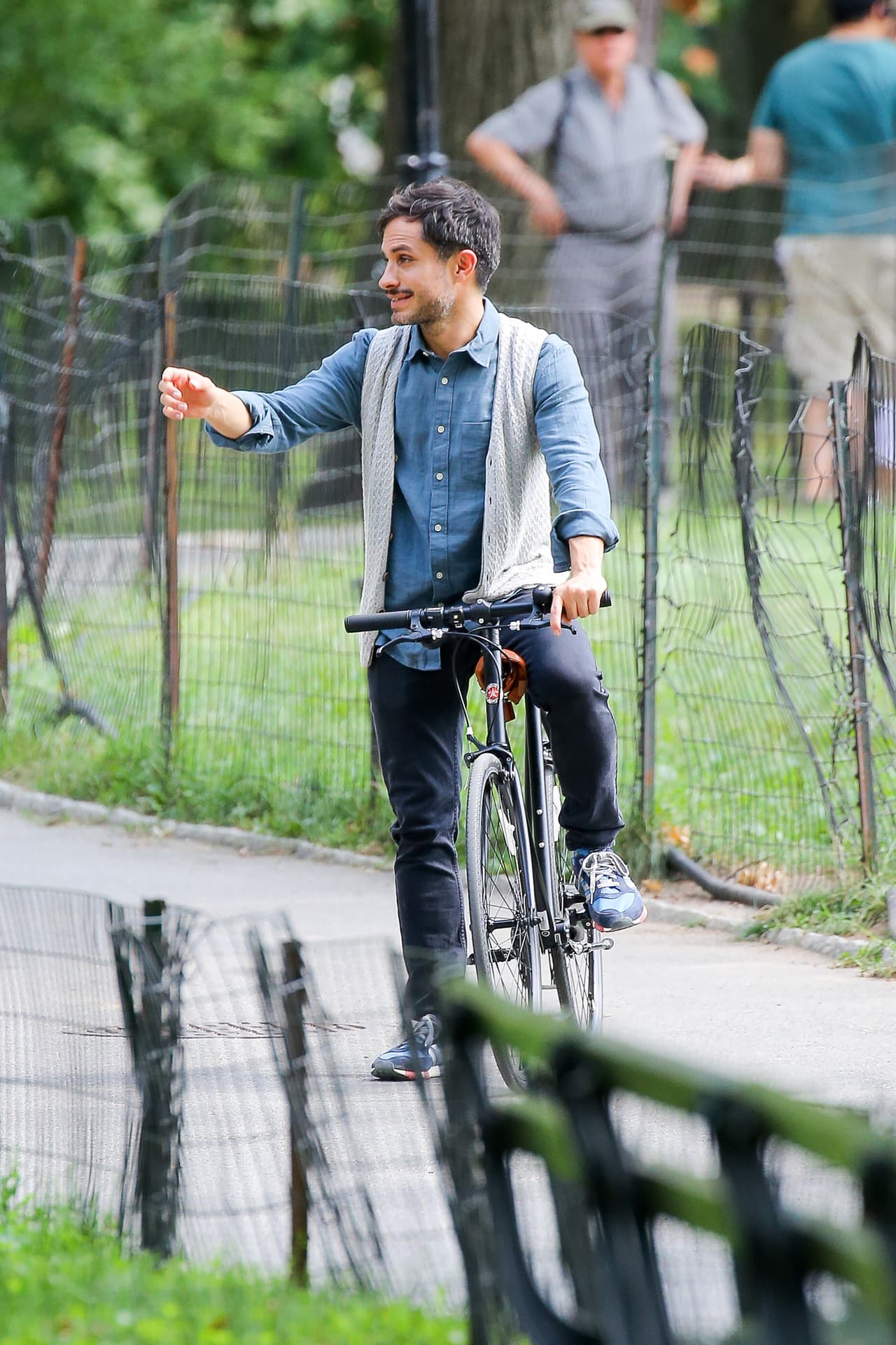 Aprovechando la grabación de su programa, el mexicano se divierte con sus pequeñines.
