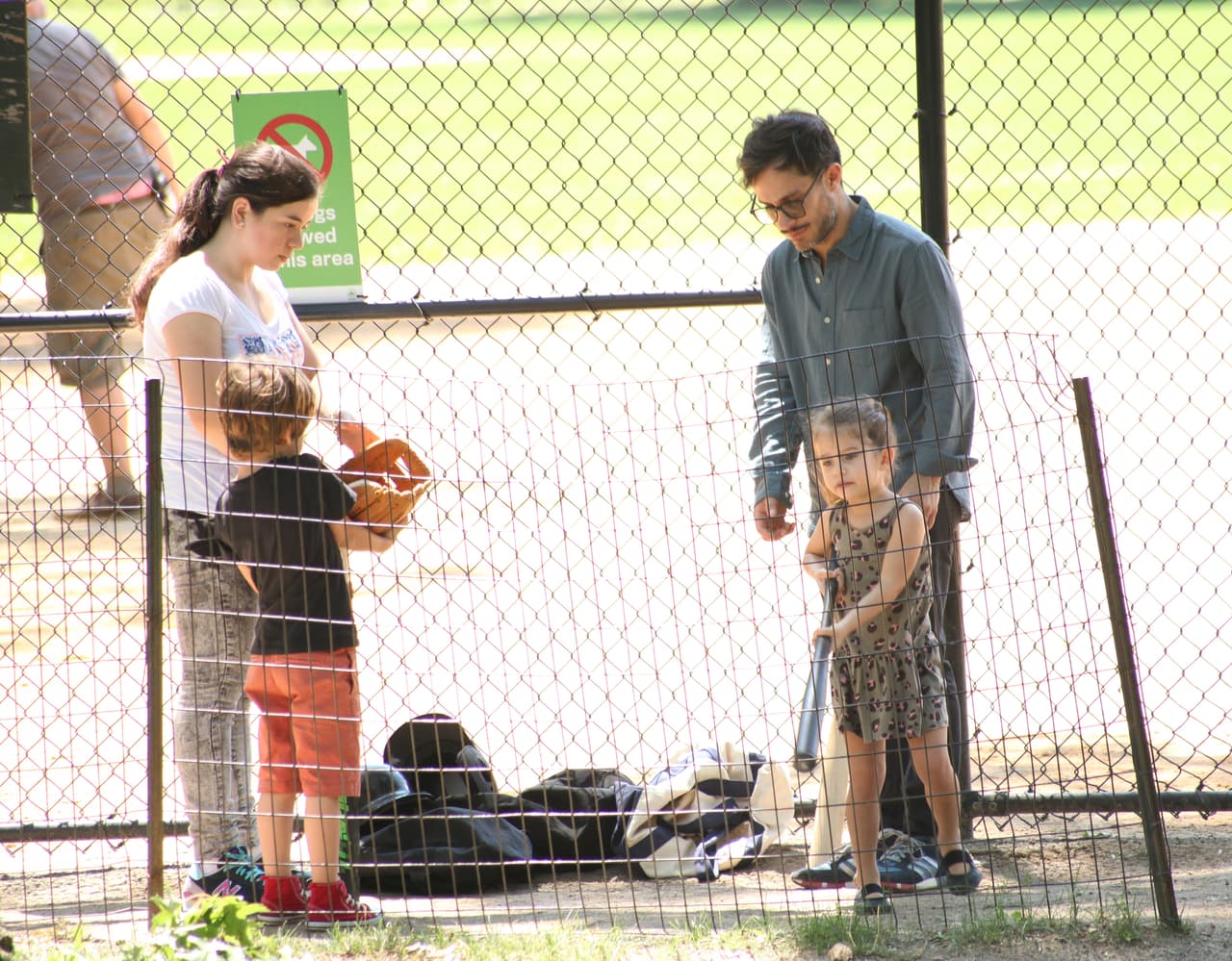 Los nenes acompañaron a su papá al parque.