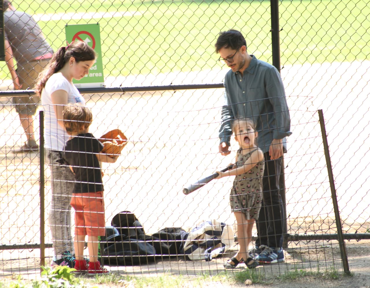 Les enseñó cómo jugar baseball.