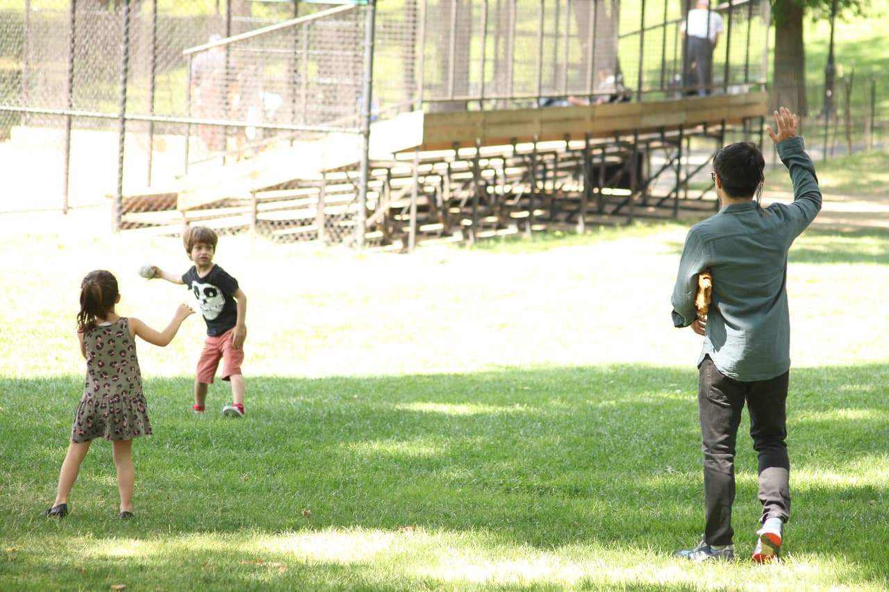 Gael jugó a la pelota con sus pequeños Lázaro y Libertad.