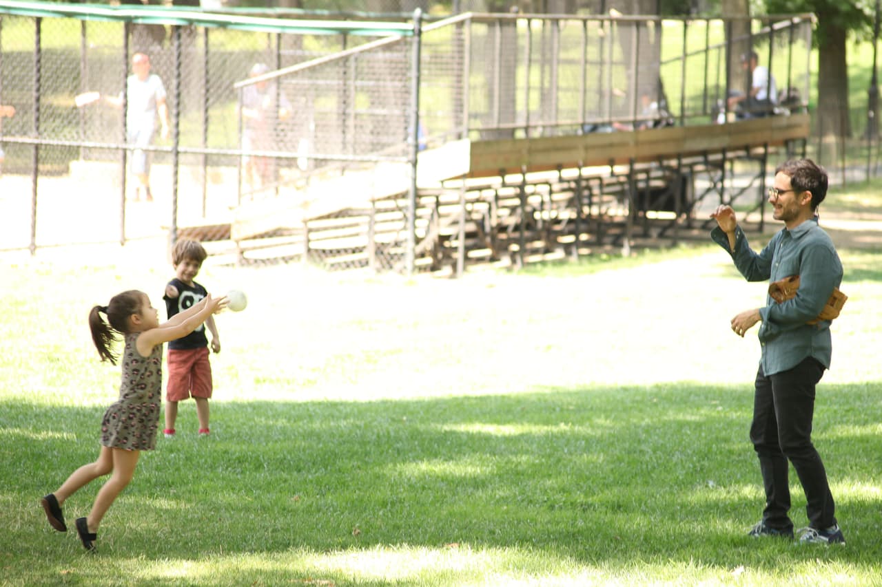 En descansos de la grabación, estuvo jugando con sus chicos.