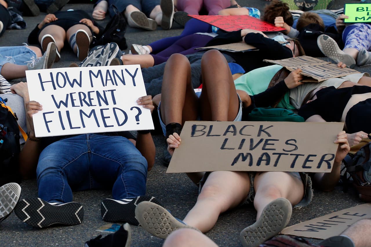 "¿Cuántos no fueron grabados?", se lee en una de las pancartas de los manifestantes, dejando el interrogante sobre otros posibles casos de abuso policial que quedaron impunes.
<br>