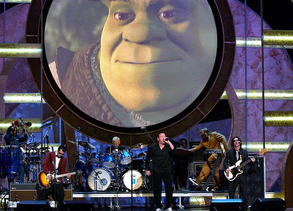 Imagen de archivo en la que se ve a Smash Mouth presentarse en vivo durante la 28ª edición de los Peoples Choice Awards en el Centro Cívico de Pasadena el 13 de enero de 2002 en Pasadena, CA.