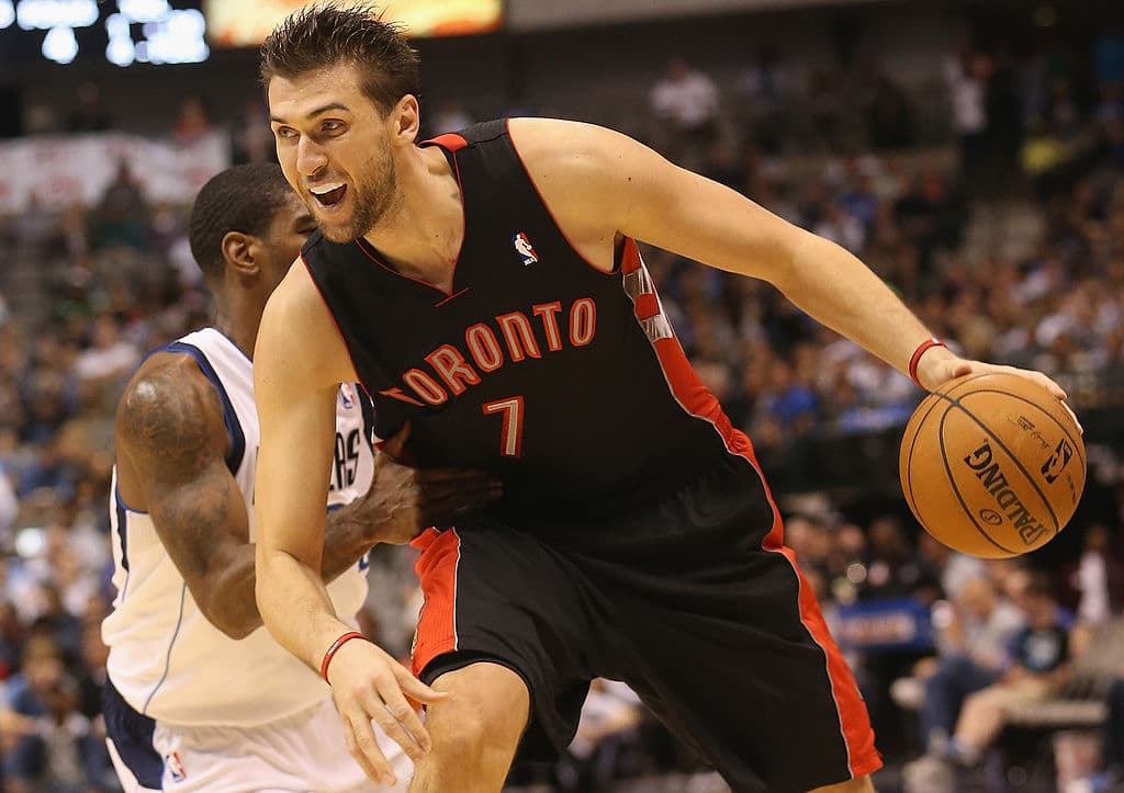 <b>9) Andrea Bargnani.</b> El italiano jugó para los Toronto Raptors de 2006 a 2013 y disputó un total de 433 partidos con el uniforme del equipo, lo cual lo deja como el octavo en ese escalafón y el séptimo en minutos jugados (13,130).