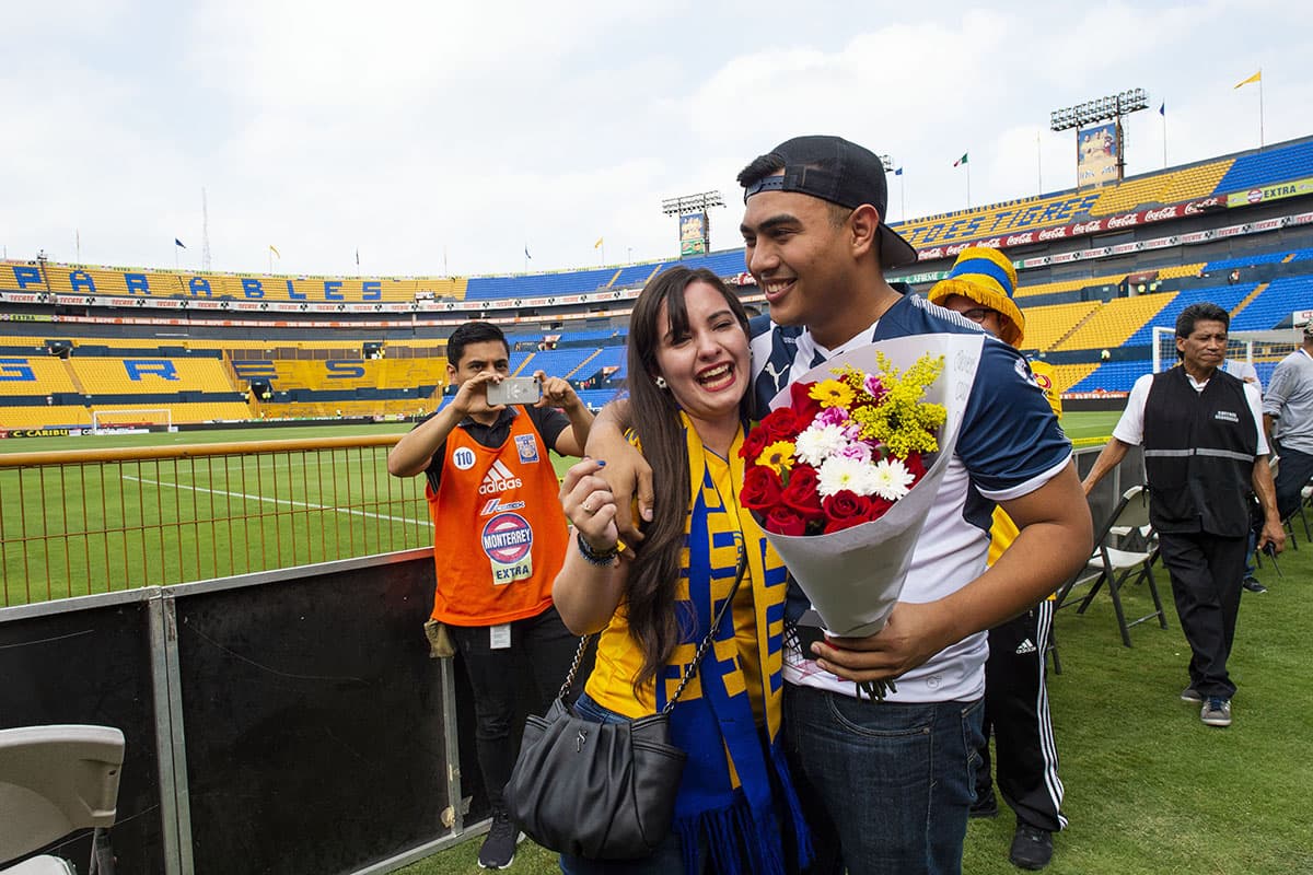 Monaly y Uriel expresan su felicidad por comprometerse para matrimonio.