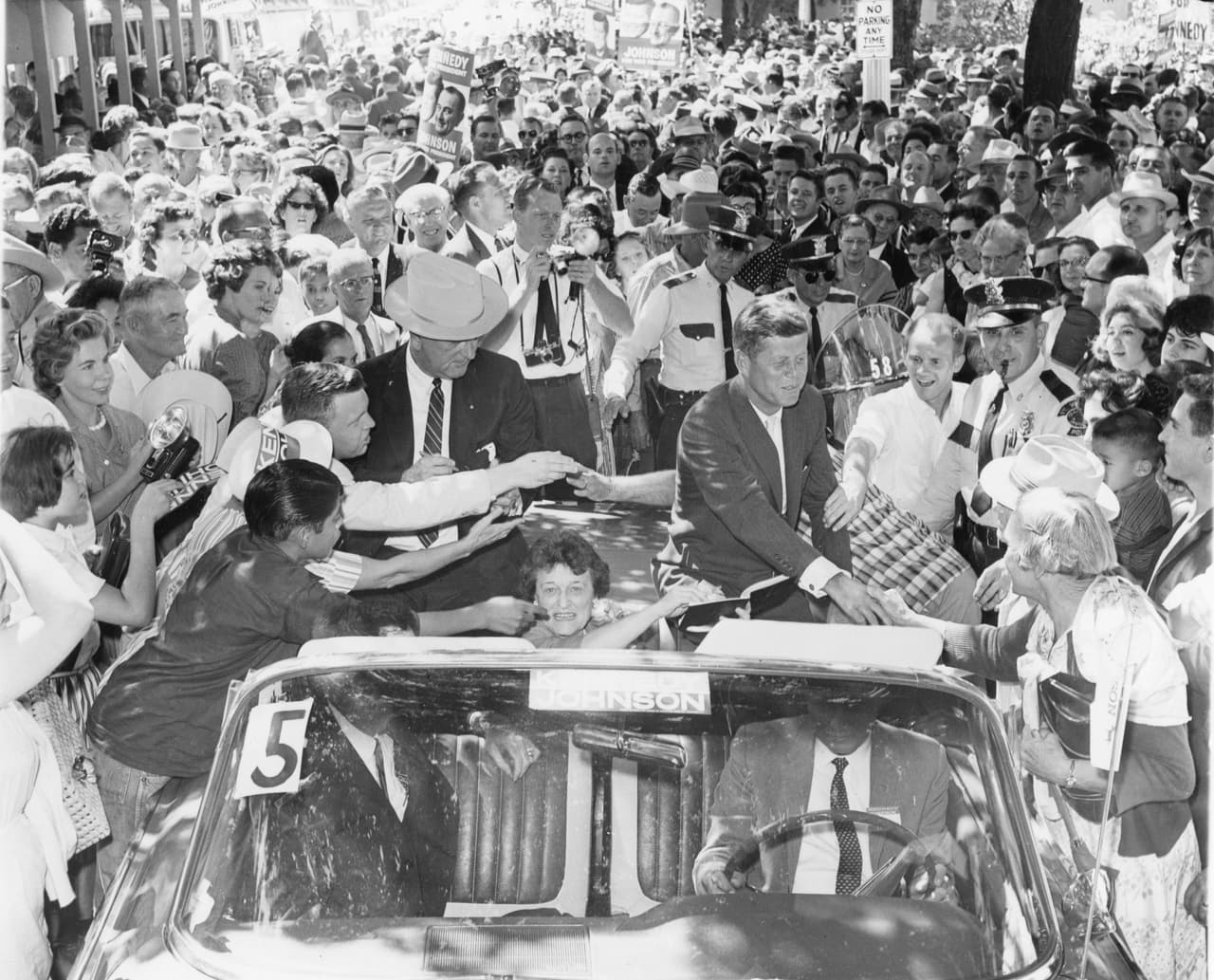 John Kennedy y Lindon Jhonson en un encuentro con seguidores en Fort Worth, Texas, durante la campaña presidencial de 1960.