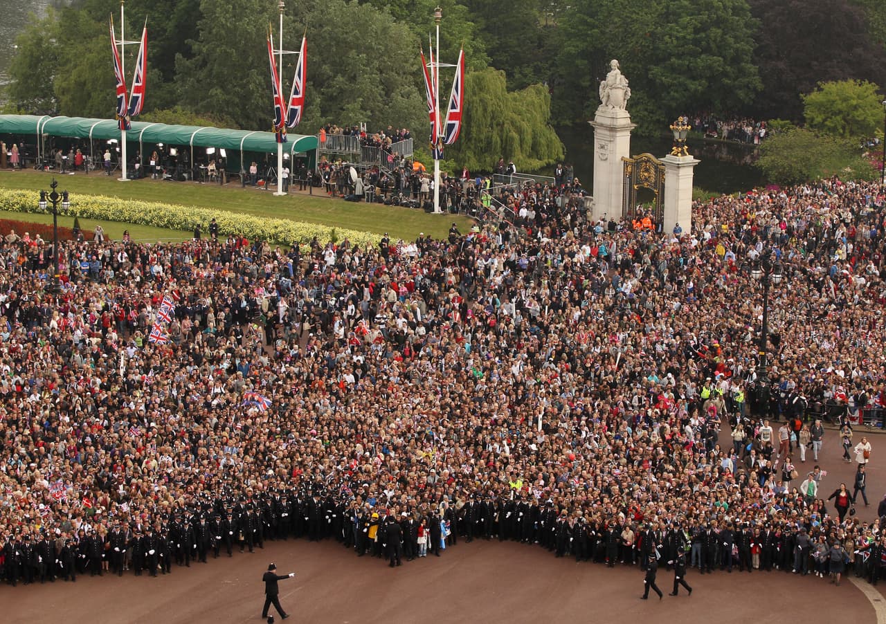 Los ingleses invadieron las calles. Así lucía el Palacio de Buckingham.