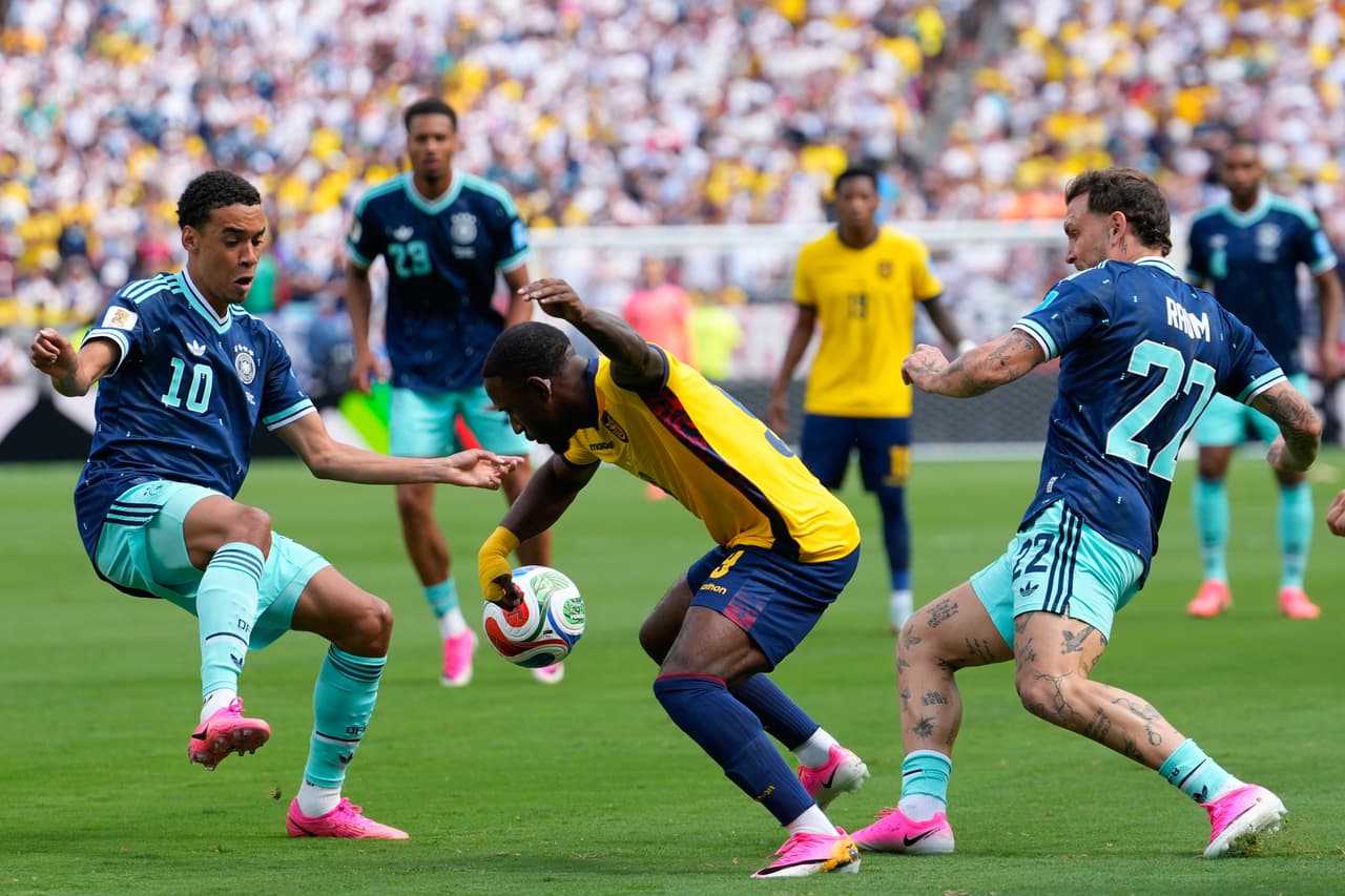 Ecuatorianos y alemanes se disputan el balón cerca del área de Manuel Neuer.