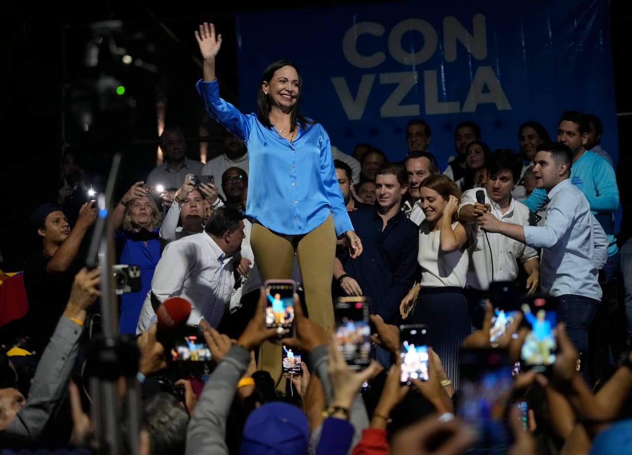 La aspirante opositora María Corina Machado, en el centro, festeja con sus seguidores después de escuchar los resultados que le daban como ganadora de las primarias de la oposición, en su sede de campaña en Caracas, Venezuela, el domingo 22 de octubre de 22, 2023.