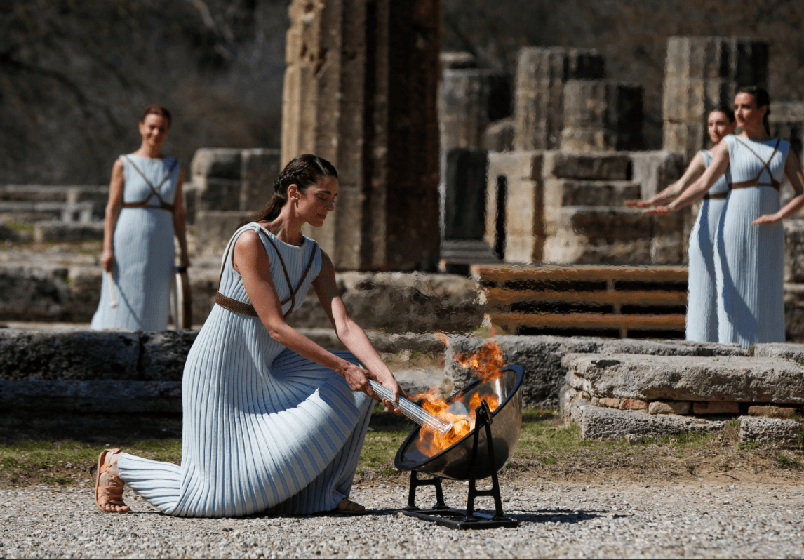 La antorcha olímpica se encendió y será entregada a los organizadores de los Juegos Olímpicos de Tokio 2020 en Atenas el 19 de marzo. El evento lució vacío por medidas sanitarias debido al coronavirus.