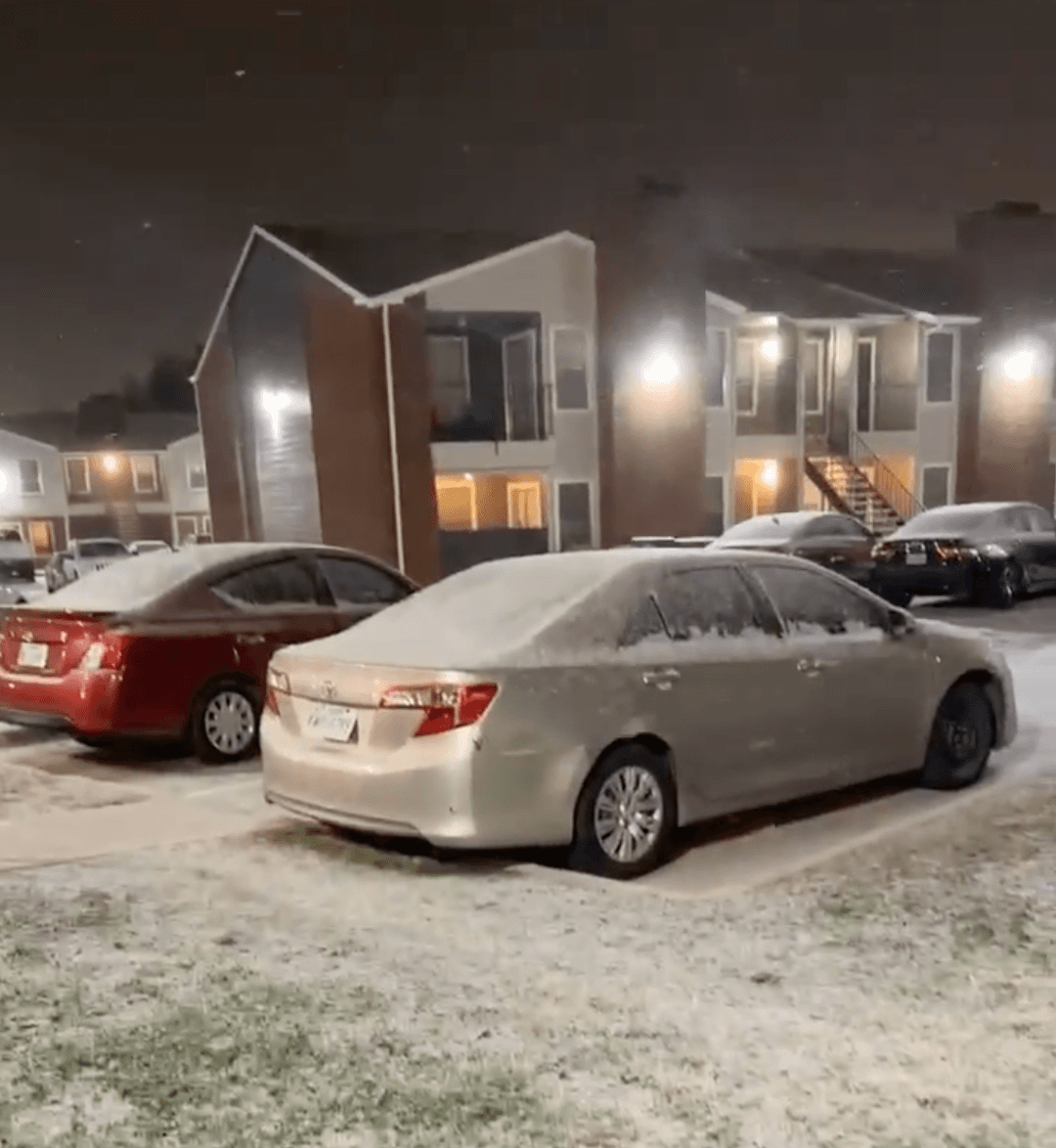 En este complejo de apartamentos de Lewsiville, los autos del estacionamiento están cubiertos por esta ligera capa de nieve.