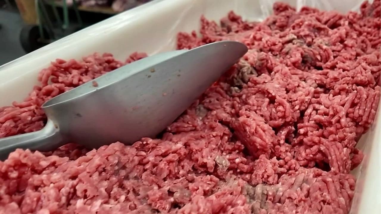 “Se ha disparado muy fuerte”: Así es como dueños de negocios y consumidores lidian con el precio de la carne