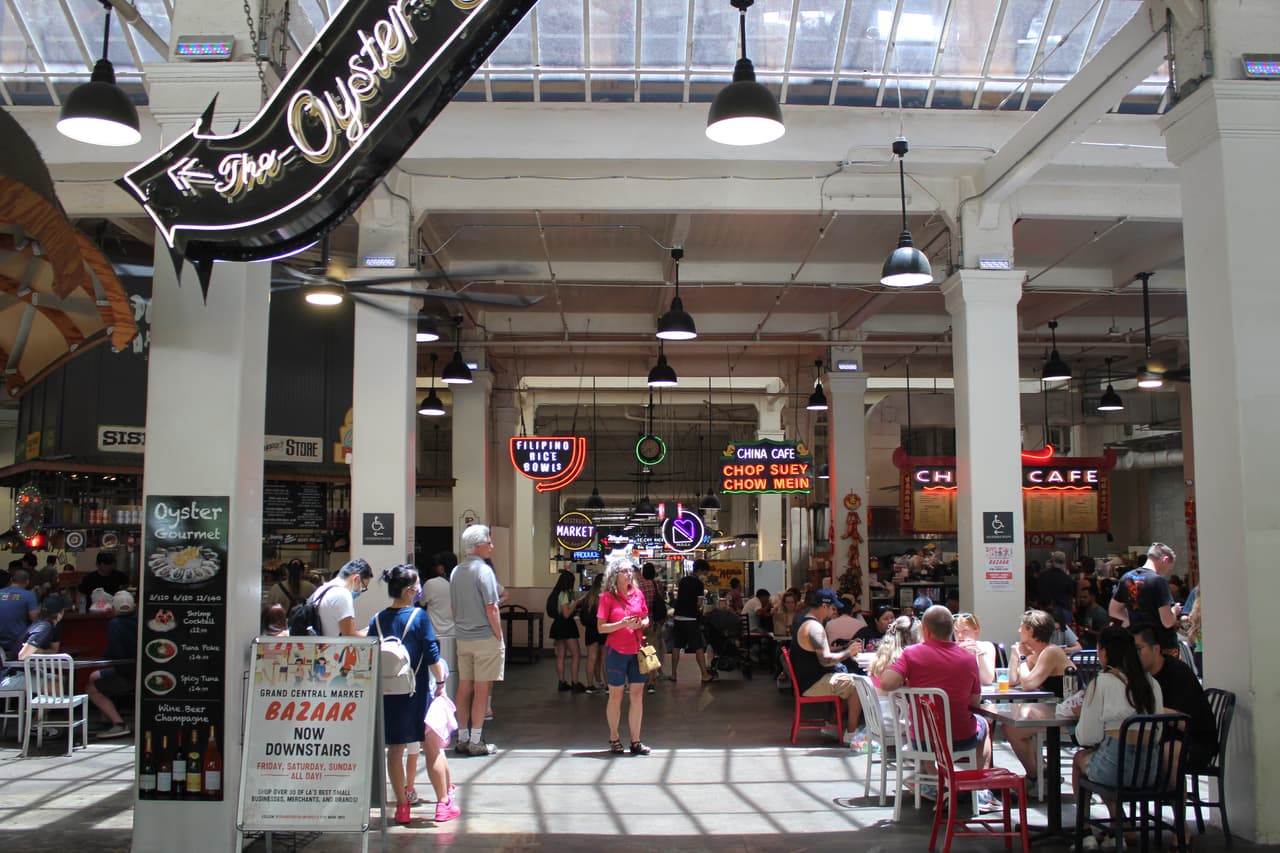 Otra recomendación para los nuevos visitantes es recorrer varias veces los 30 000 metros cuadrados del ocupado mercado, antes de elegir la comida. La variedad de degustaciones es extensa y los sabores son únicos.