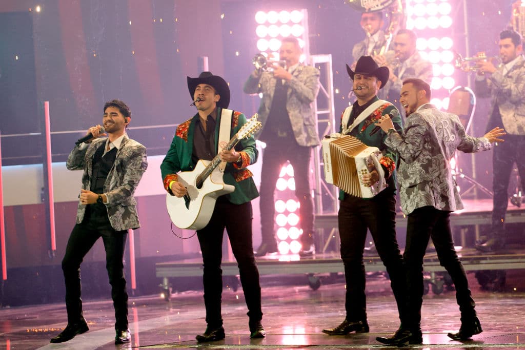 Fusionando su talento
<b>, Calibre 50 y Banda El Recodo</b> 
<b><a href="https://www.univision.com/shows/latin-grammy/calibre-50-y-banda-el-recodo-en-latin-grammy-2021-mira-su-presentacion-completa-video">interpretaron ‘A La Antigüita’ y ‘Esta Vida Es Muy Bonita’</a></b>.