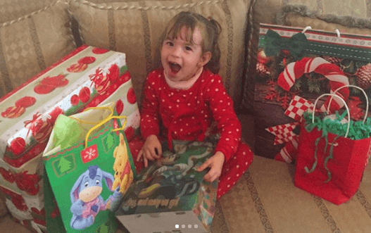 Nos encanta la cara de sorpresa de Michelle Tacher al ver tantos regalos de Navidad.