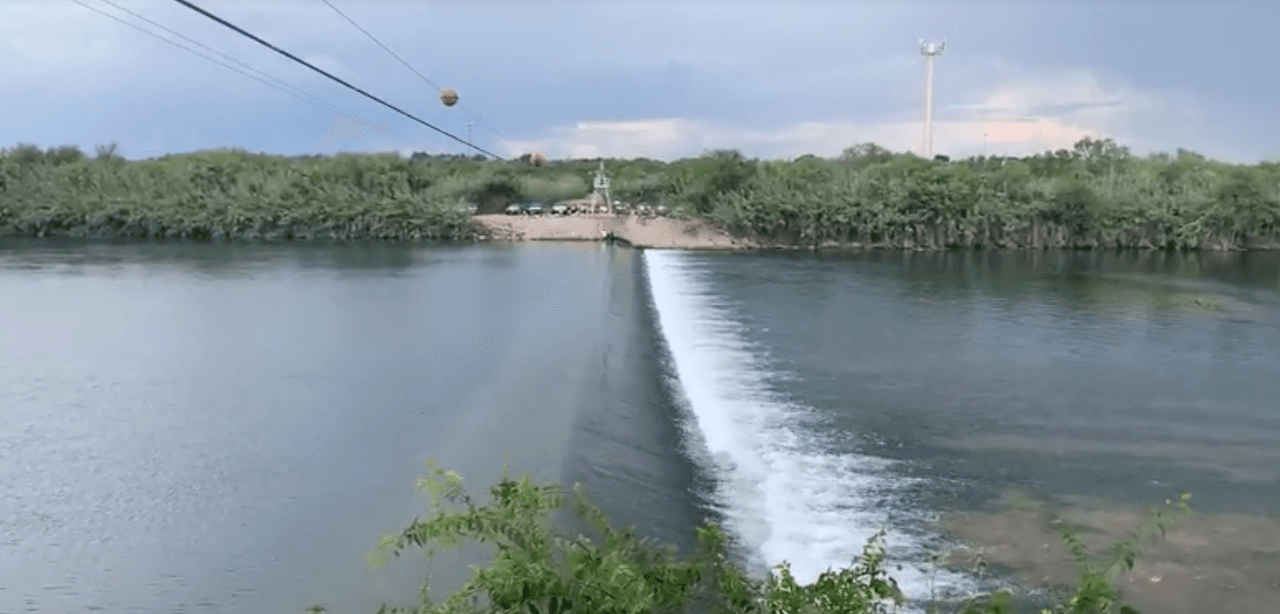 La administración de Biden también dijo que estarían trabajando con los países de origen y tránsito de la región para que 
<a href="https://www.univision.com/local/san-antonio-kwex/este-es-el-recorrido-de-los-migrantes-haitianos-hasta-texas-la-crisis-humanitaria-que-se-vive-en-del-rio-video">aceptaran a las personas que anteriormente residían en esos países</a>. 
<br>
<br>El DHS realiza vuelos regulares de deportación a Haití, México, Ecuador y los países del Triángulo Norte.