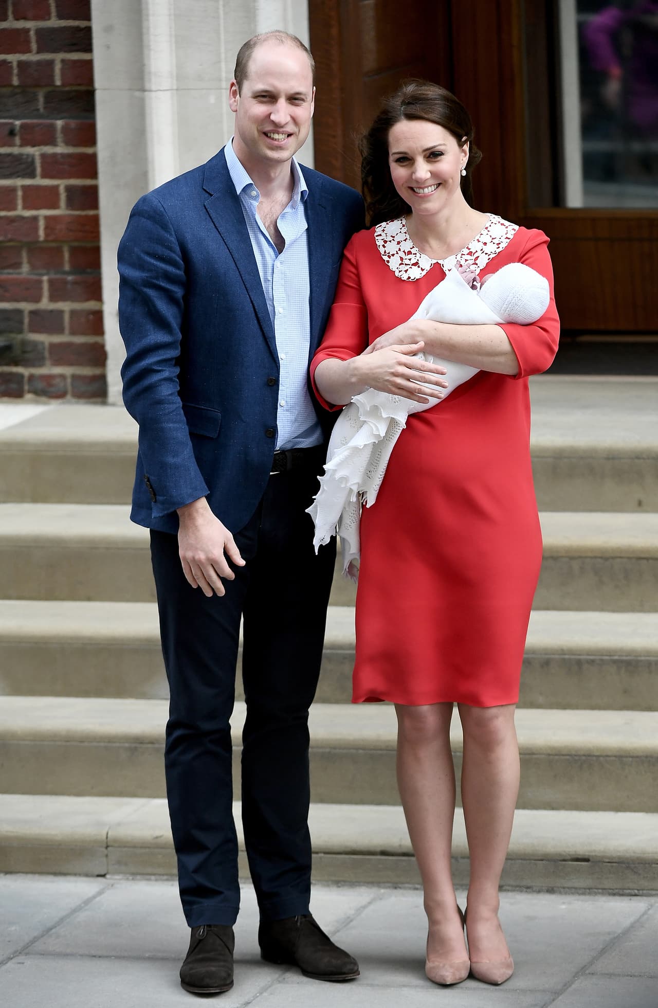 Kate posó sonriente con el bebé en brazos apenas 7 horas después del parto. En la imagen se observa que para ese retrato decidió llevar tacones.