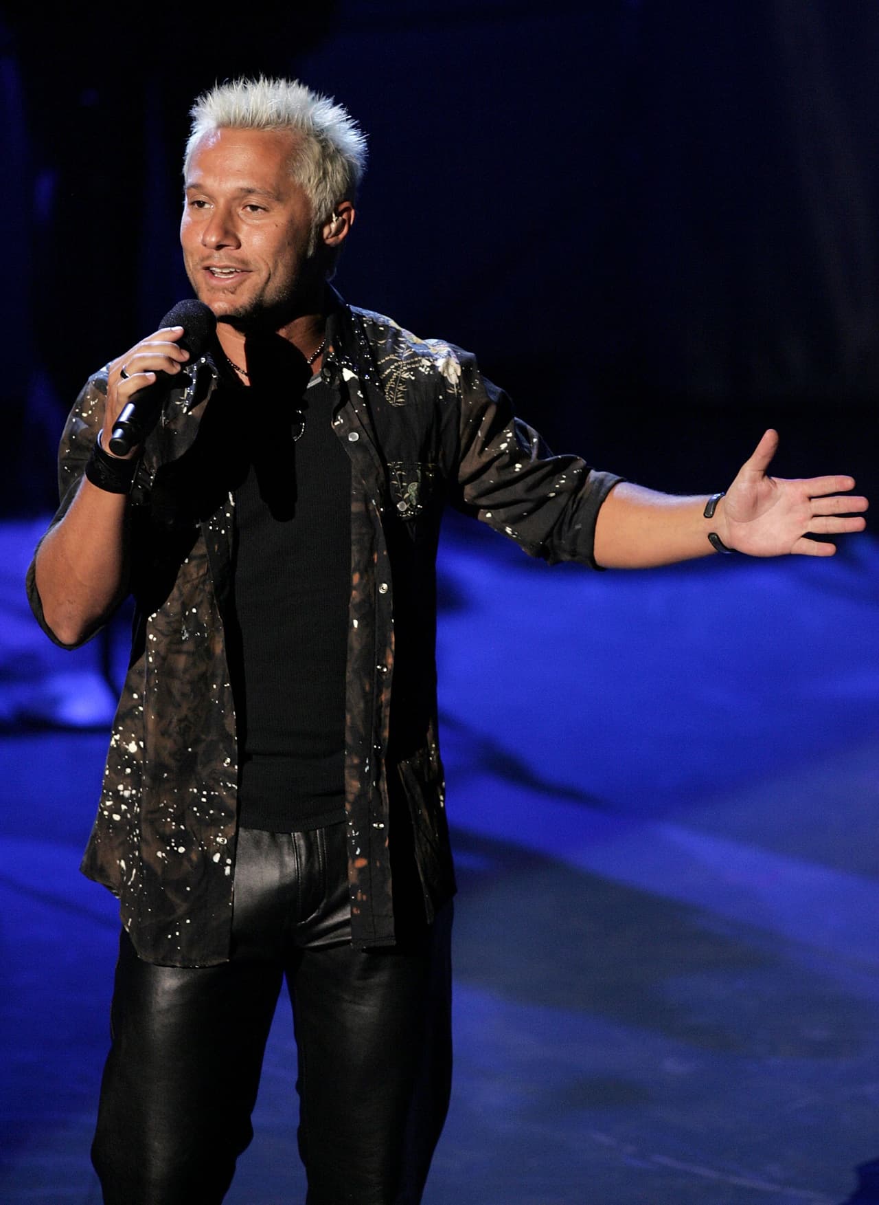 Diego Torres ha variado su cabellera a través de los años. En los Latin GRAMMY de 2005, se presentó con un pelo platino.