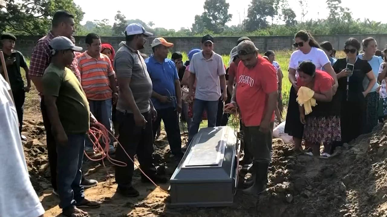 Honduras de luto: Realizan entierro masivo de víctimas de masacre