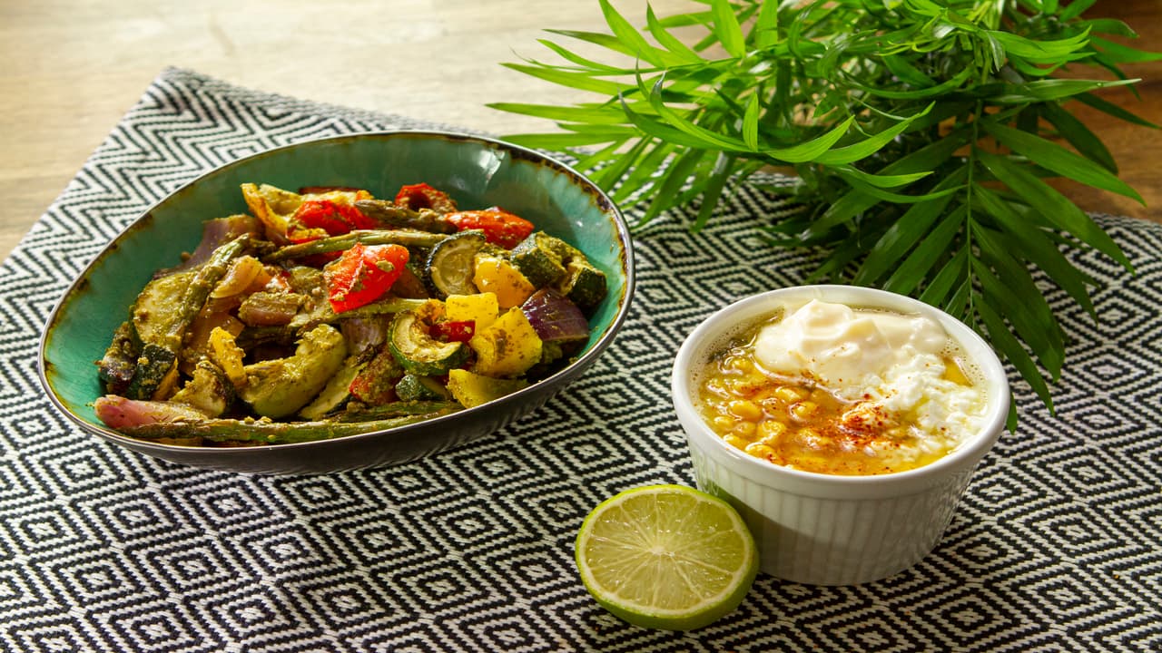 Esquites y verduras al pesto