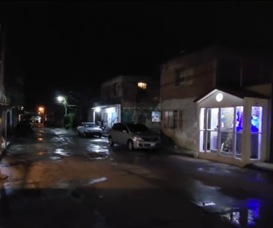 En una calle de Cocoyoc, en el estado mexicano de Morelos, hay más altares que coches y las puertas de las casas tienen pintadas cruces blancas, que protegen a ciudadanos llenos de miedo por un ser sobrenatural que aparece en las noches oscuras. 
<br>