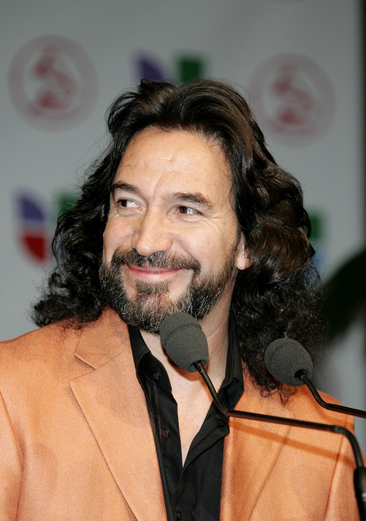 Marco Antonio Solís ha estado ayudando a sus hijas en el inicio de su carrera musical.
<br>