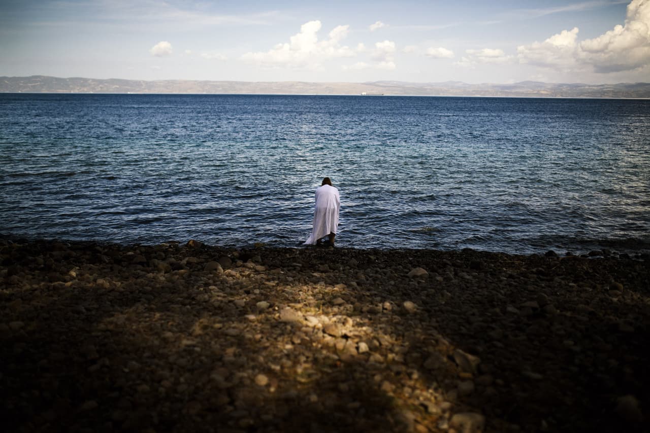 “Para alcanzarte yo voy a cruzar el mar entero, y si hay montañas, me voy a volar cruzando el cielo”- Sin Bandera. (Canción: Para Alcanzarte)