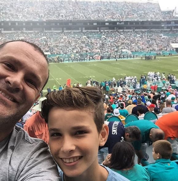 Alan Tacher: "De regreso en miami!! Y ahora football time!!!! Con mi hijito @alex_tacherxxl vamossssss cowboys!!!!". (Noviembre 22, 2015)