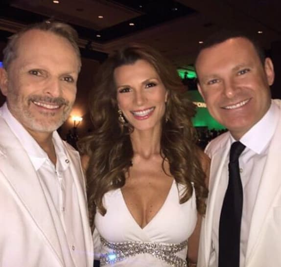 Alan Tacher: "Disfrutando esta gran noche de homenaje a Roberto Carlos en las Vegas con un gran amigo @miguelbose_oficial y mi @cristybernal .. Siempre es un placer volver a verte...". (Noviembre 19, 2015)