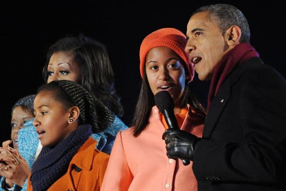 Este año fue iluminado de color verde y estuvieron rodeados de varios artistas musicales.