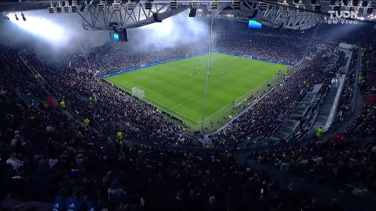 Arranca el partido y la pelota está en juego.