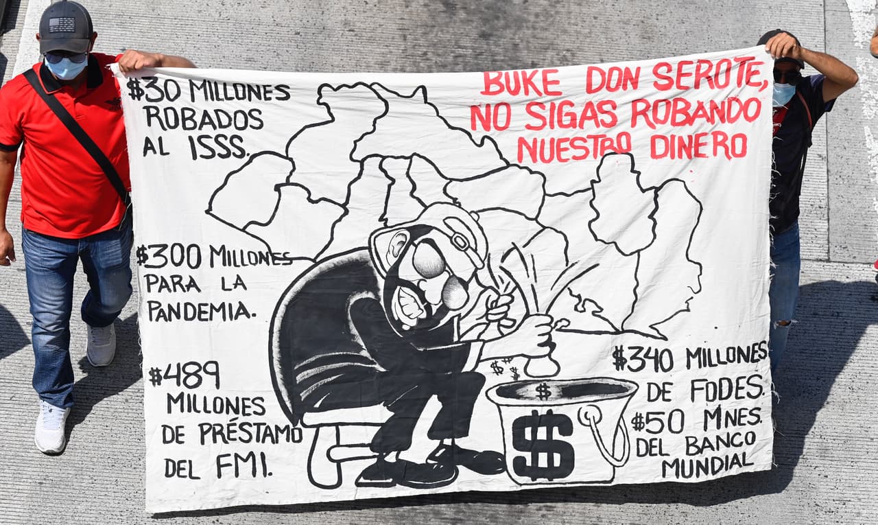 Muchos de los manifestantes vestían camisas que decían 'NO al Bitcoin' y exigieron que se derogue la ley mediante la cual que puso en vigor 
<a href="https://www.univision.com/noticias/dinero/bukele-apuesta-bitcoin-salvador">el uso de la criptomoneda</a> en El Salvador.