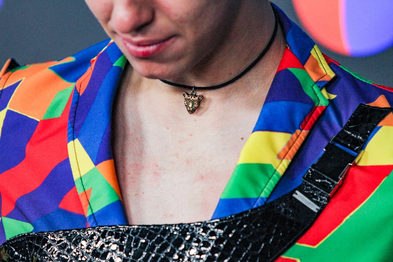 Acompañó su look con este dije felino.