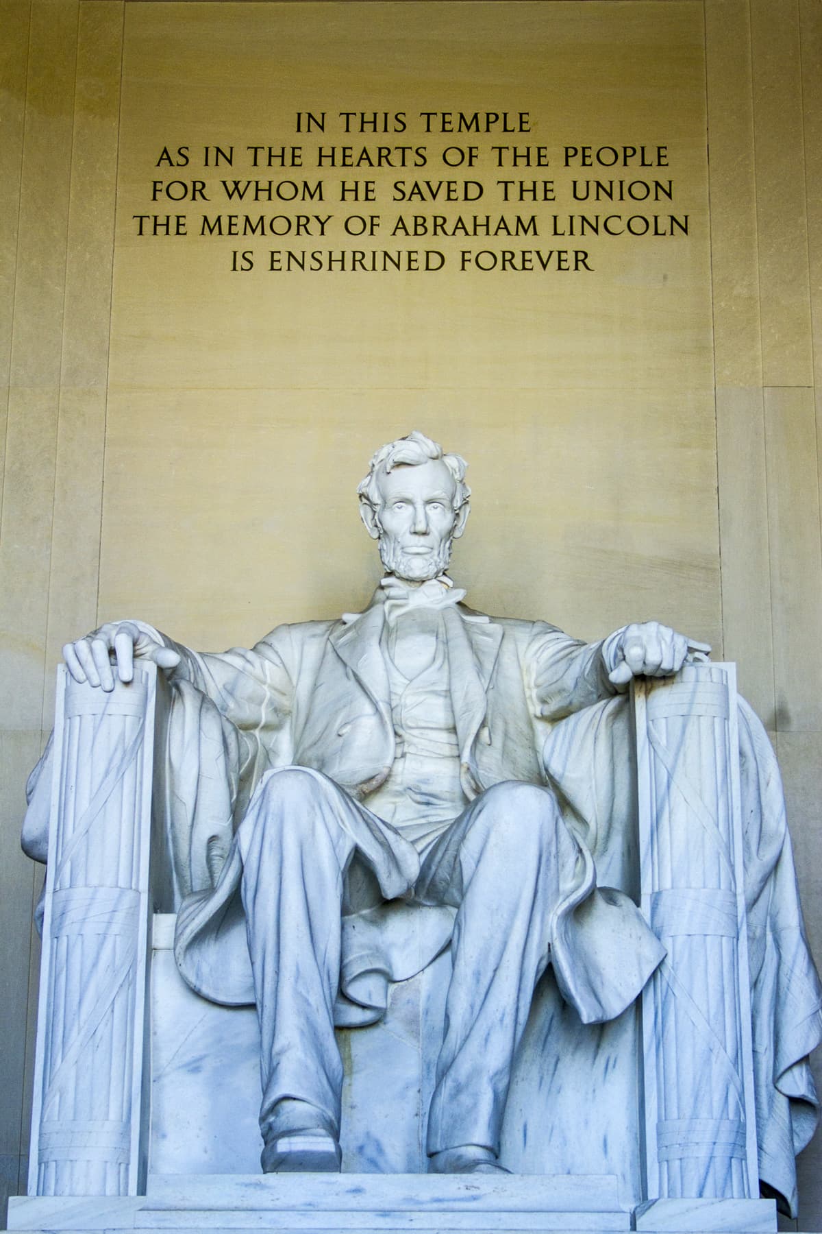 Encima de la estatua, la leyenda dice "en este templo, como en los corazones de las personas por las que salvó la Unión, la memoria de Abraham Lincoln está consagrada para siempre”.